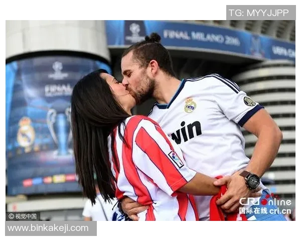 足球明星与妻子甜蜜亲吻瞬间展现幸福生活的温馨画面