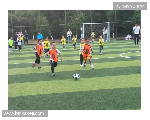 足球明星携手幼儿园小朋友共绘梦想绿茵场的精彩瞬间