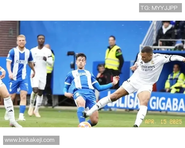 足球明星遭遇恶意飞铲赛场风波引发热议球迷纷纷表达愤怒与支持